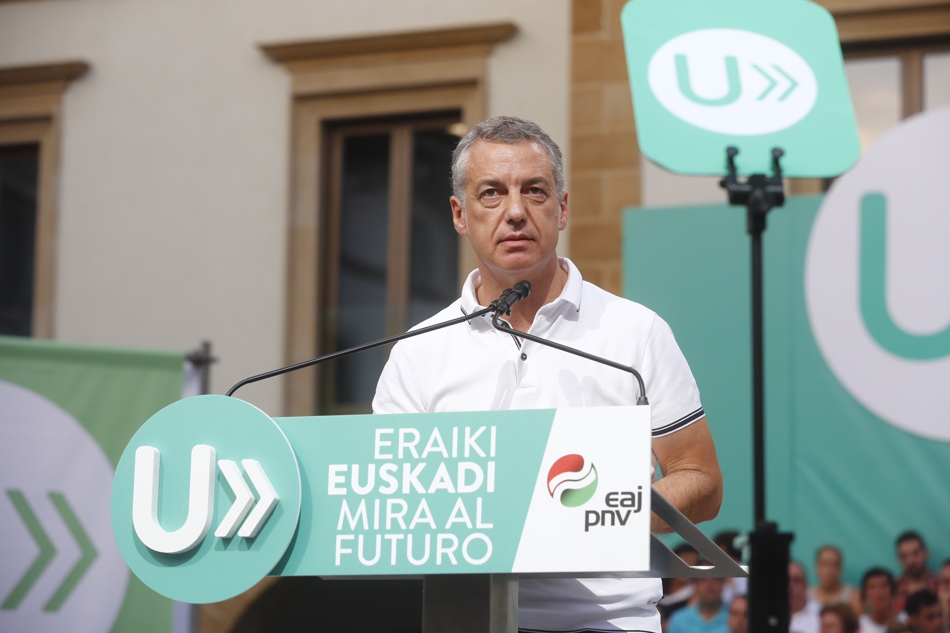 Urkullu se compromete a incrementar un 50% las ayudas a las familias vascas