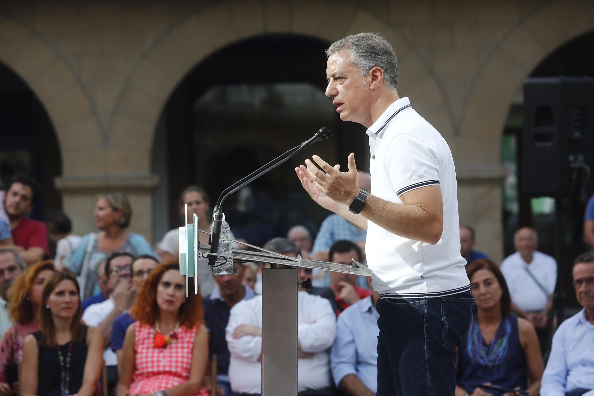 Urkullu se compromete a incrementar un 50% las ayudas a las familias vascas