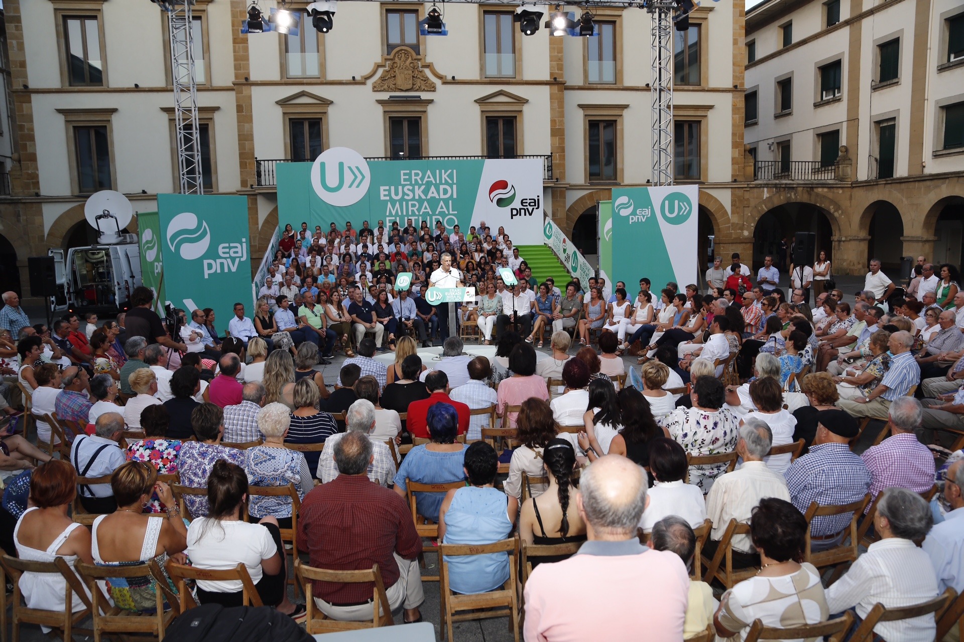 Urkullu se compromete a incrementar un 50% las ayudas a las familias vascas