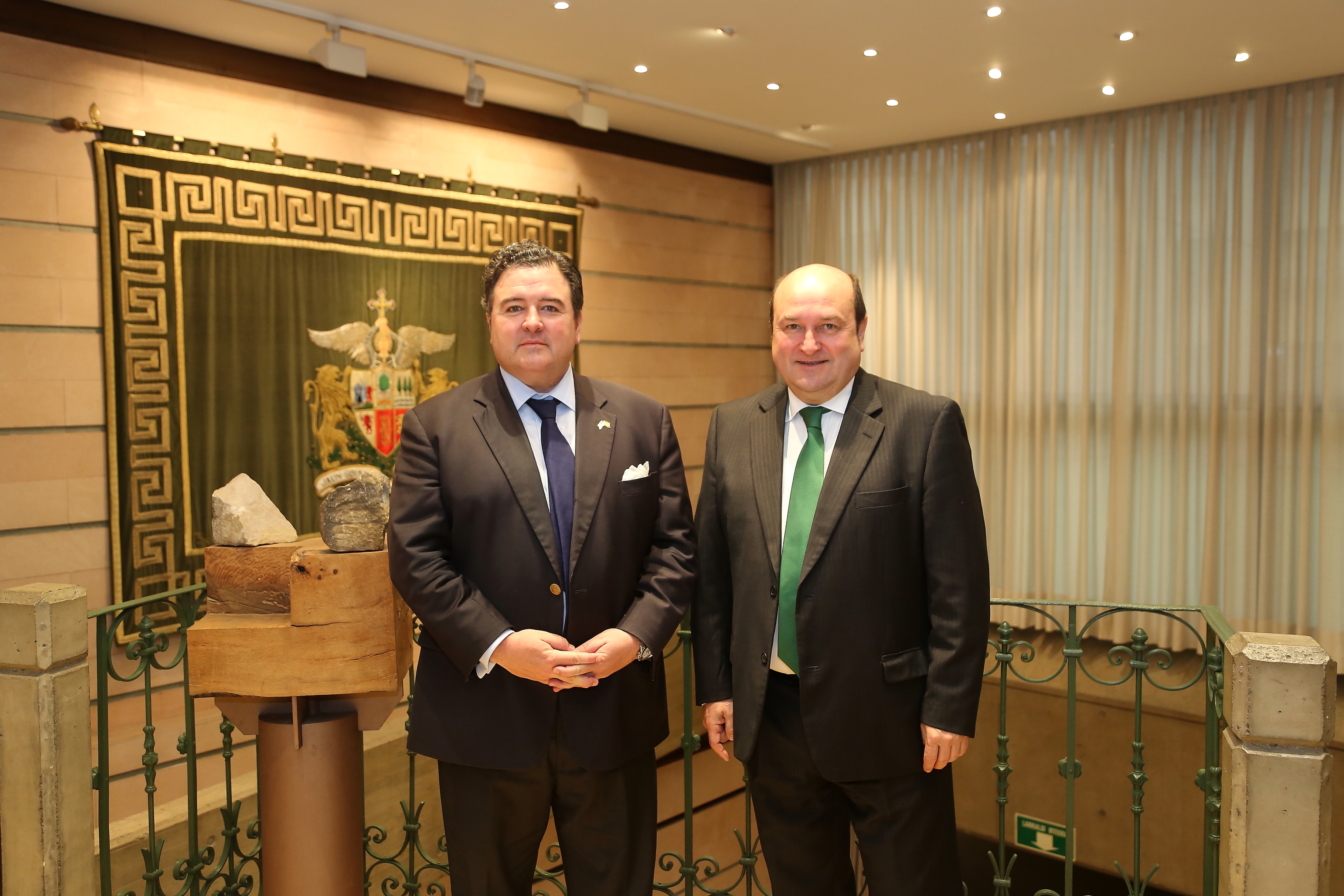 EAJ PNV Ortuzar Recibe En Sabin Etxea Al Embajador De Estados Unidos