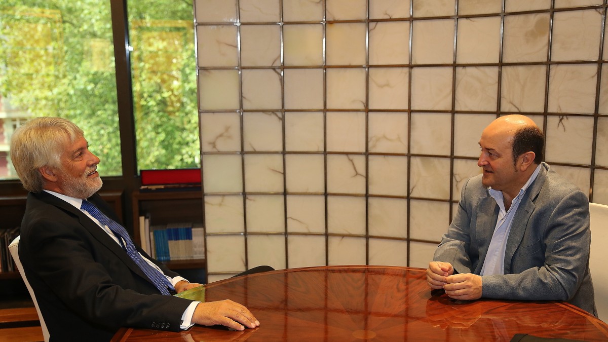 Andoni Ortuzar eta Giles Paxman Britainia Handiko Enbaxadorea