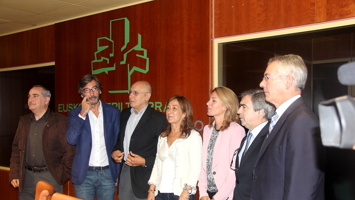 Reunión EAJ-PNV, PSE-EE y PP en el Parlamento Vasco