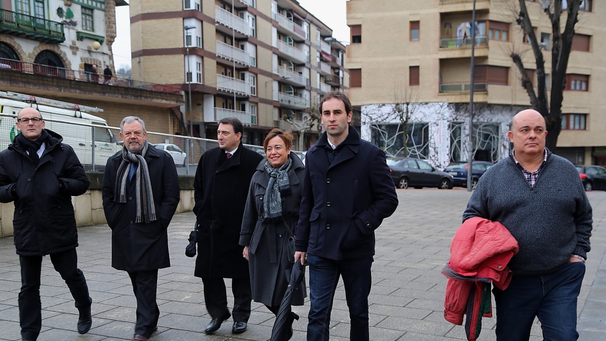 Euzko Abertzaleak taldeko diputatuak Ekaitz Mentxaka, Ugao Miraballeseko Alkatearekin