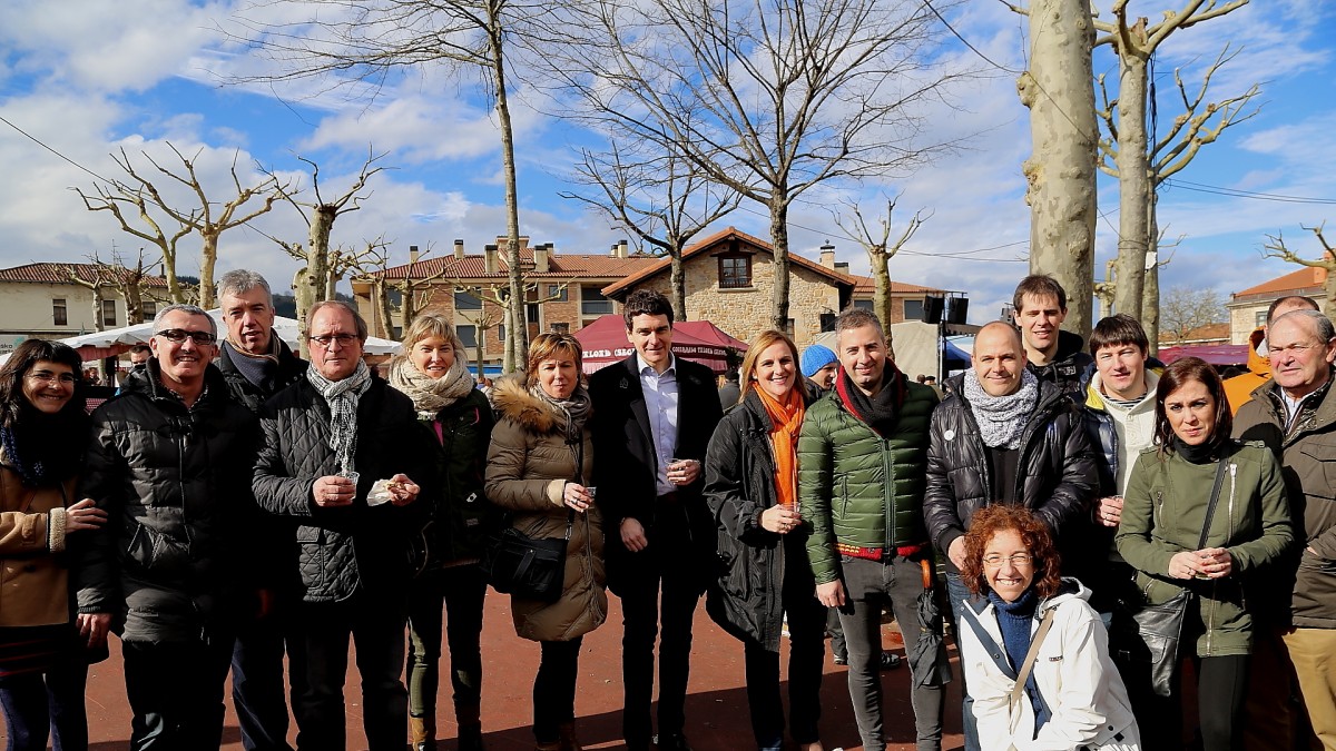Itxaso Atutxa, Unai Rementeria e Irene Pardo con representantes de EAJ PNV de Durangaldea en Abadiño