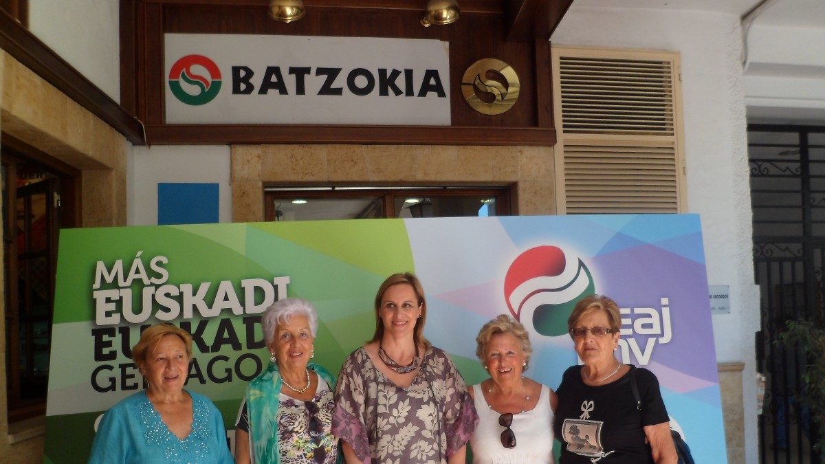 Itxaso Atutxa con la colonia vasca en Benidorm