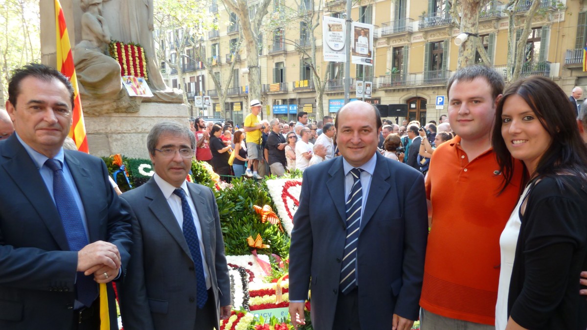 Diada Eguna - Lore eskaintza Rafael Casanovaren monumentuan Bartzelonan.