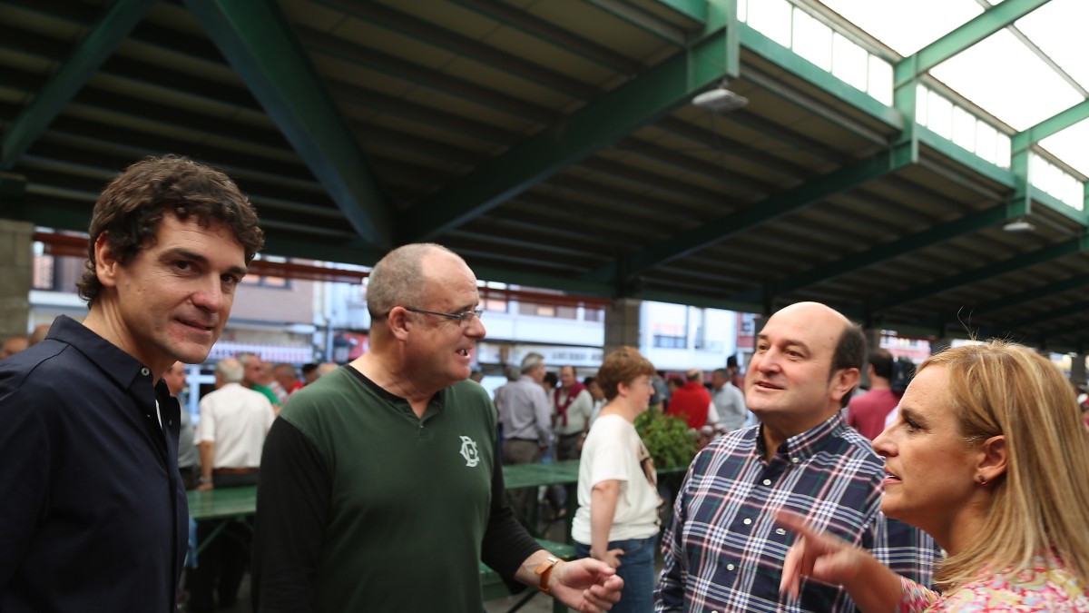 Ortuzar y Atutxa junto con otros miembros del EBB y Maria Uribe en el último lunes de Gernika