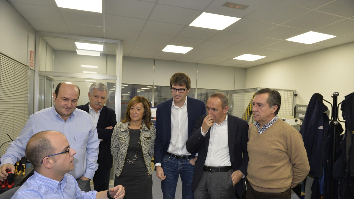 Andoni Ortuzar, Gorka Urtaran y Ramiro Gonzalez en la empresa EGA Master