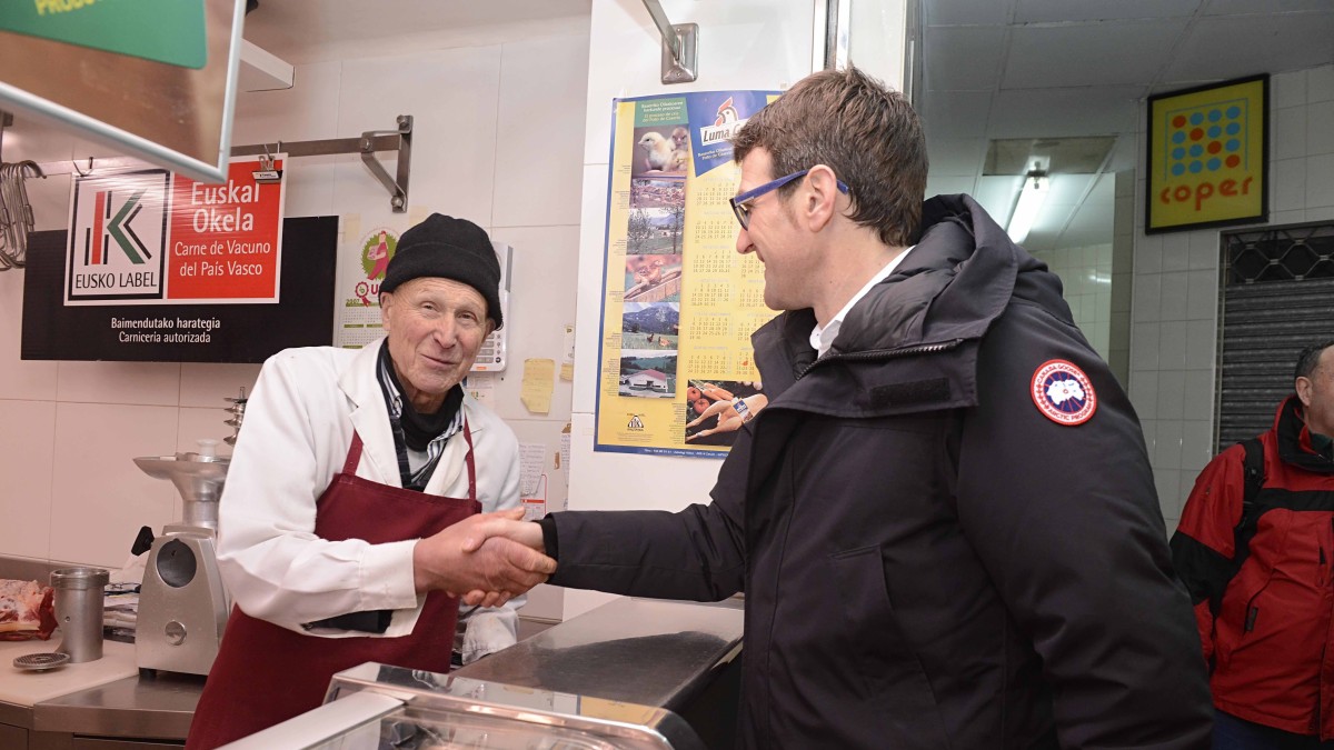 Gorka Urtaran visita el barrio de Adurza