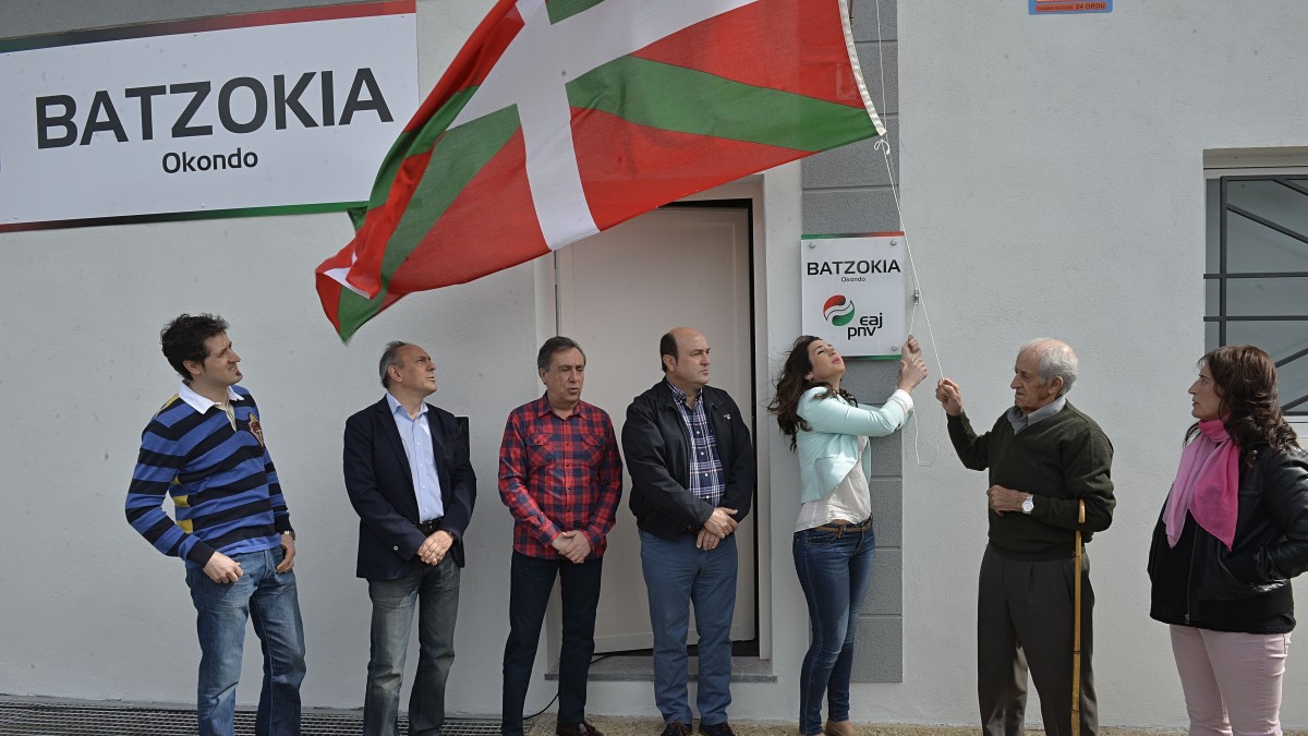 Andoni Ortuzar y Ramiro González en la inauguración del Batzoki de Okondo