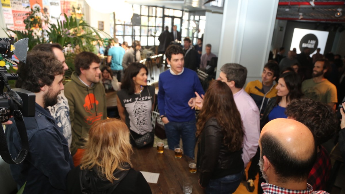 Unai Rementeria y Juan Mari Aburto en una fiesta con jóvenes de Bizkaia y Bilbao