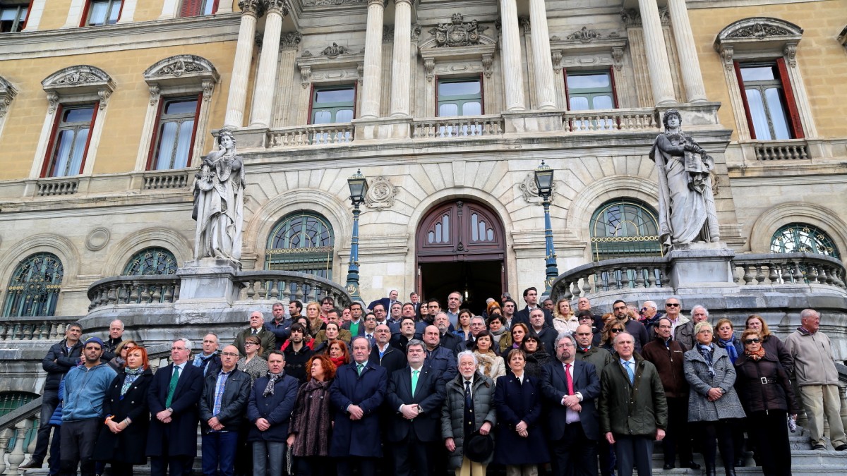 Andoni Ortuzar encabeza la delegación de EAJ-PNV en la concentración de Bilbao contra los atentados de Bruselas