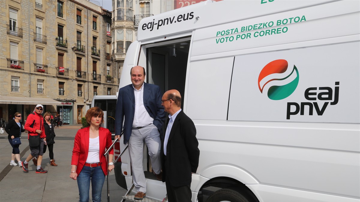 Presentación de las oficinas móviles para el voto por correo en Araba. Andoni Ortuzar