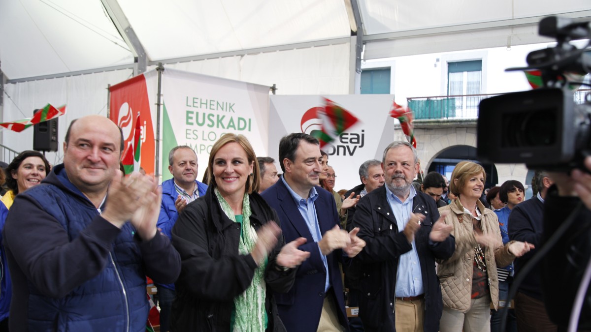 Ekitaldia Amorebieta-Etxanon. Itxaso Atutxa, Aitor Esteban, Andoni Ortuzar