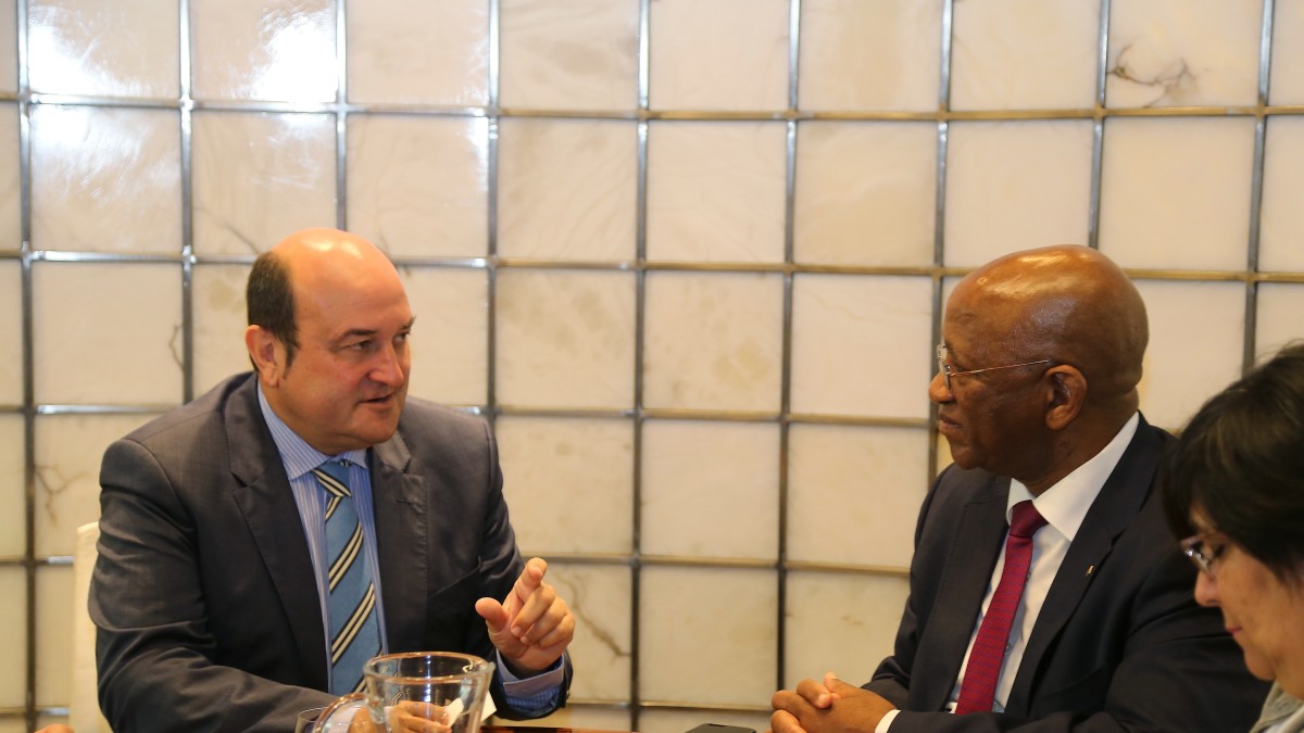 Andoni Ortuzar y Mikel Burzako reciben en Sabin Etxea al Embajador de Sudáfrica, Lula S.Ngonyama