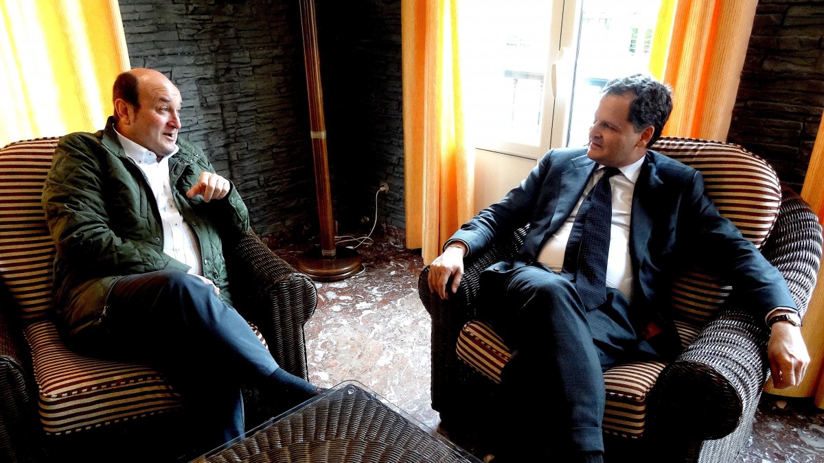 Ortuzar se reúne en Gernika con Sergio Jaramillo, Alto Comisionado para la Paz del Gobierno de Colombia