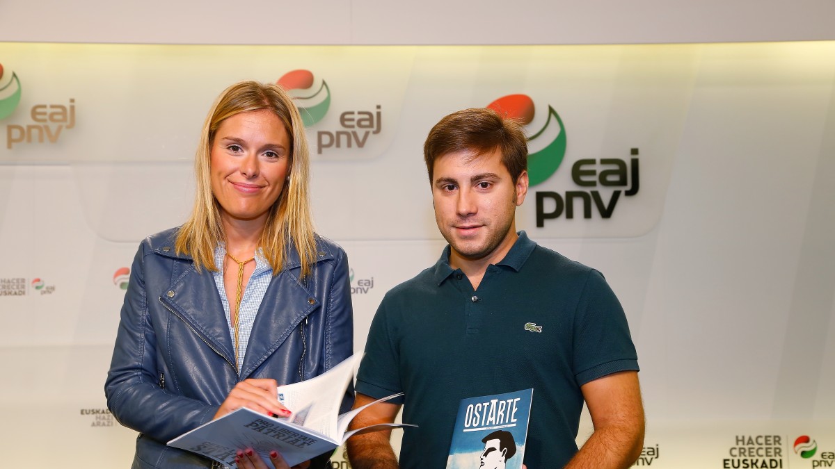 Mireia Zarate eta Alex Zapirain Ostarte Aldizkaria aurkeztu dute