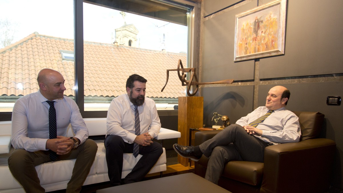Andoni Ortuzar eta Juan Carlos Piñeiro, Compromiso por Galicia alderdiko idazkari nagusiaren arteko bilera