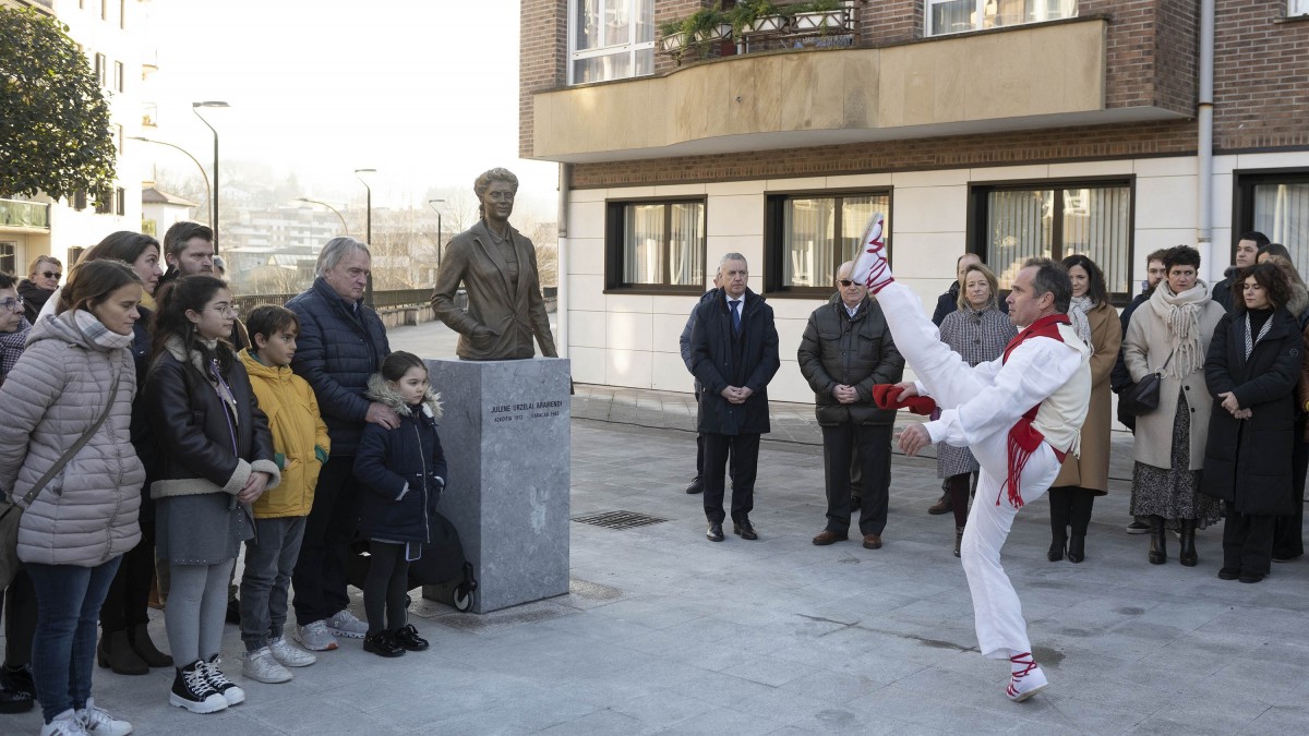 Homenaje del Ayuntamiento de Azkoitia a Julene Urzelai