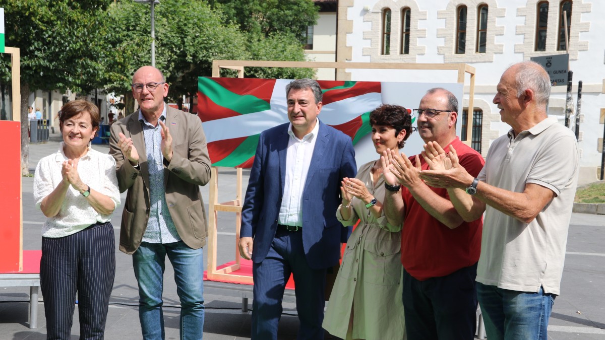 J-23 Kooperatibei buruzko ekitaldia, Arrasate Mondragon Aitor Esteban, Maribel Vaquero