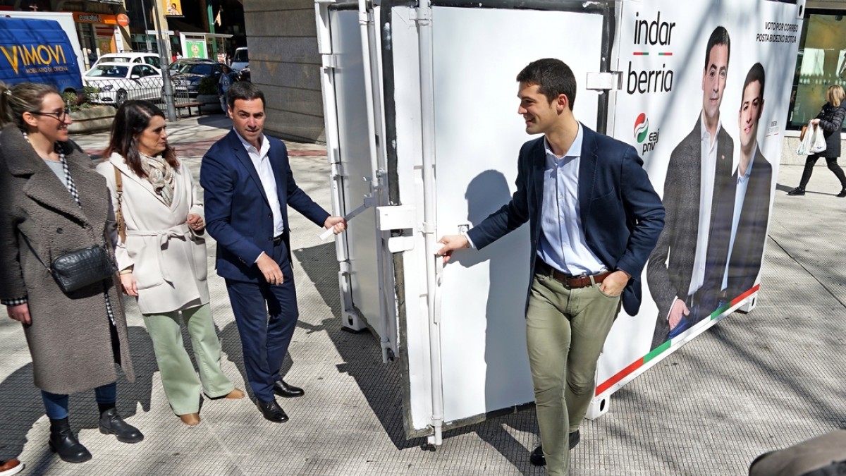 Imanol Pradales eta Joseba Diez Antxustegi topagune elektorala Vitoria-Gasteizen