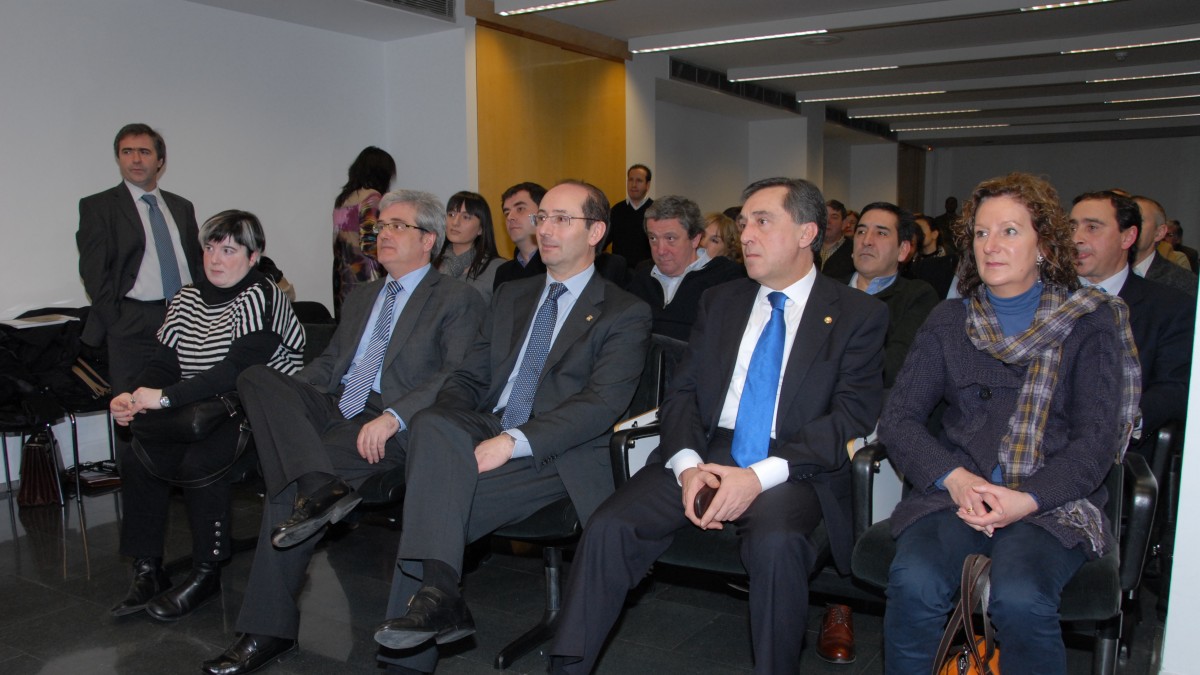 Reunión con cargos institucionales en Gasteiz