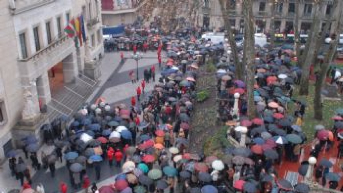 Cientos de personas, dirigentes de EAJ-PNV, EA, EB y Aralar y el Gobierno Vasco arropan al Lehendakari en su entrada al Palacio de Justicia
