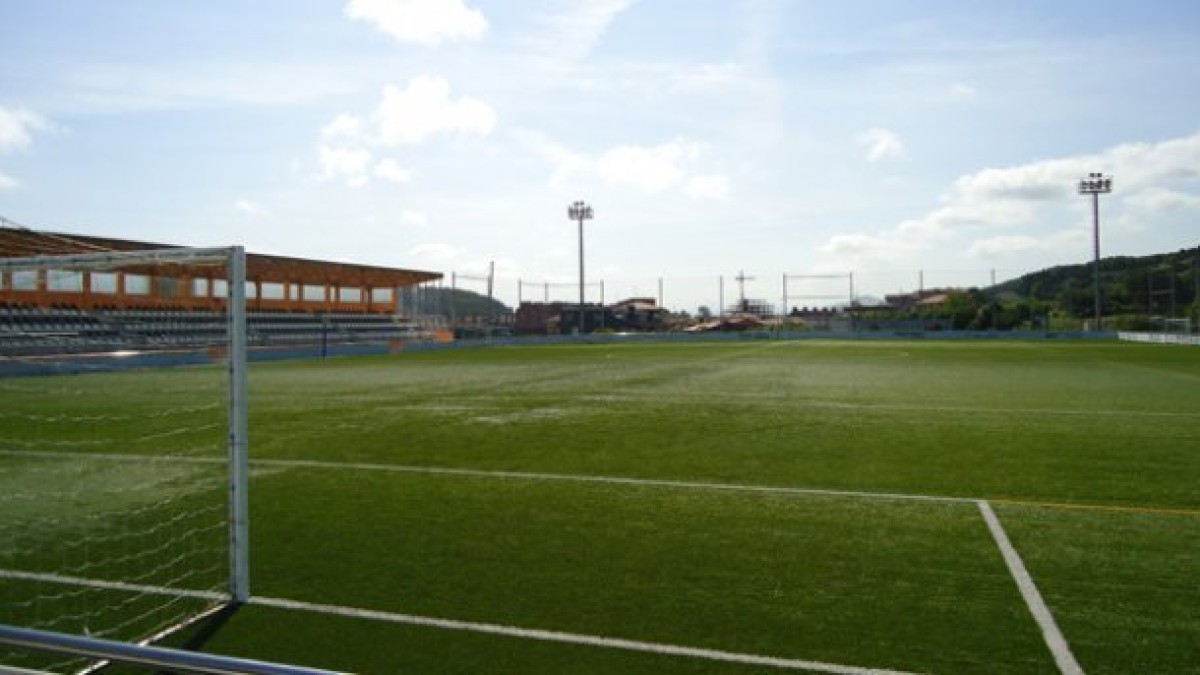 Javier Bilbao, alcalde de Urduliz presenta el 1º proyecto de la legislatura, la mejora el campo de fútbol municipal