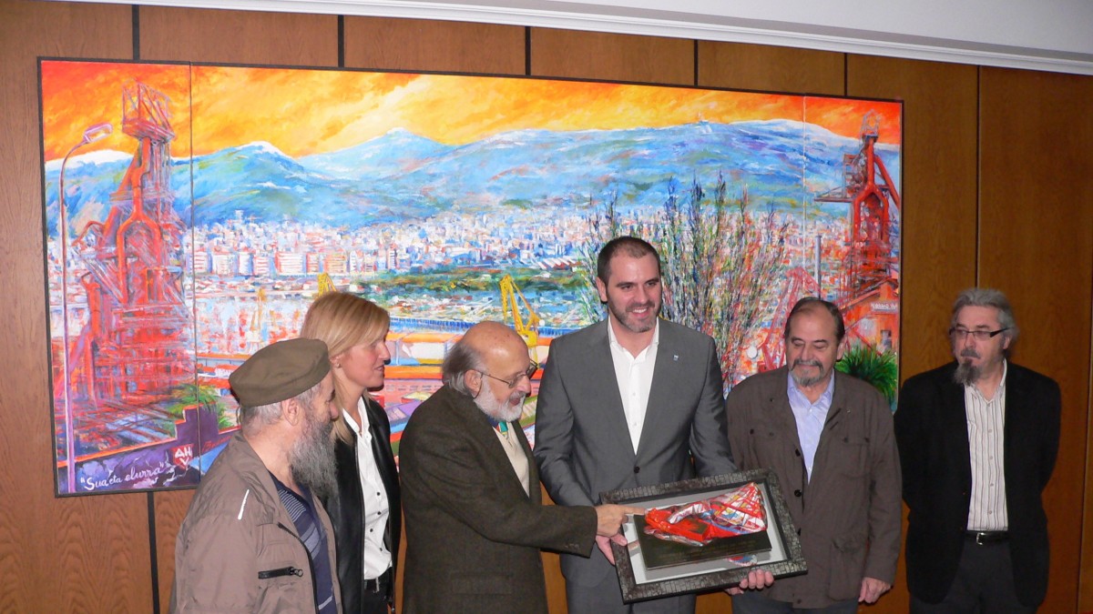 El pintor Luis Badosa dona dos cuadros al pueblo de Sestao