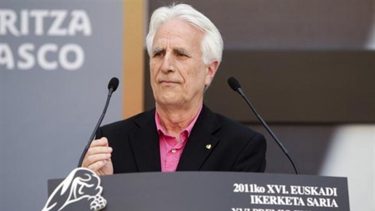 El profesor Ibon Sarasola recibe el Premio Euskadi de Investigación en Ciencias Sociales 