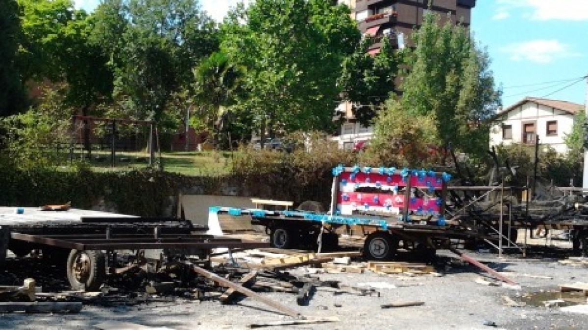 LA JUNTA DE PORTAVOCES DEL AYUNTAMIENTO DE AMURRIO Y LAS CUADRILLAS MANIFIESTAN SU MÁS ABSOLUTA REPULSA POR LA QUEMA DE TRES CARROZAS EN EL PARKING DE LA IGLESIA