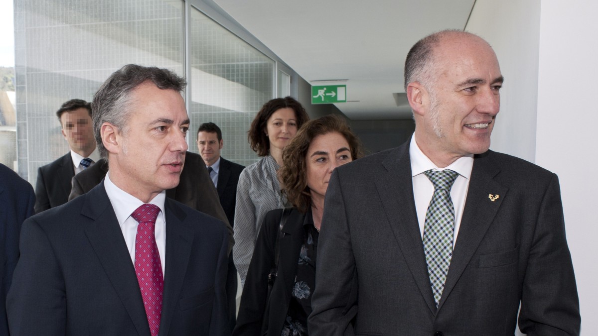 Urkullu se compromete a no cerrar ningún aula y a mantener 