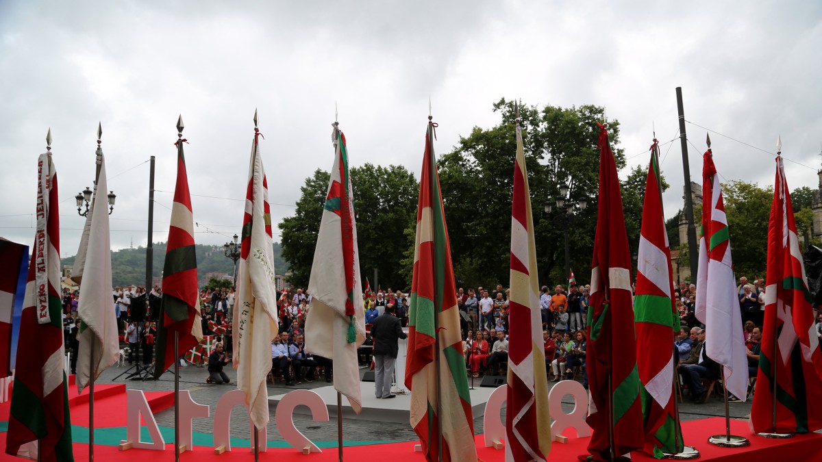 Ikurrina “europar zeruan beste nazioetako banderen ondoan, berdinen artean” jartzeko konpromisoa berretsi du EAJ-PNV 