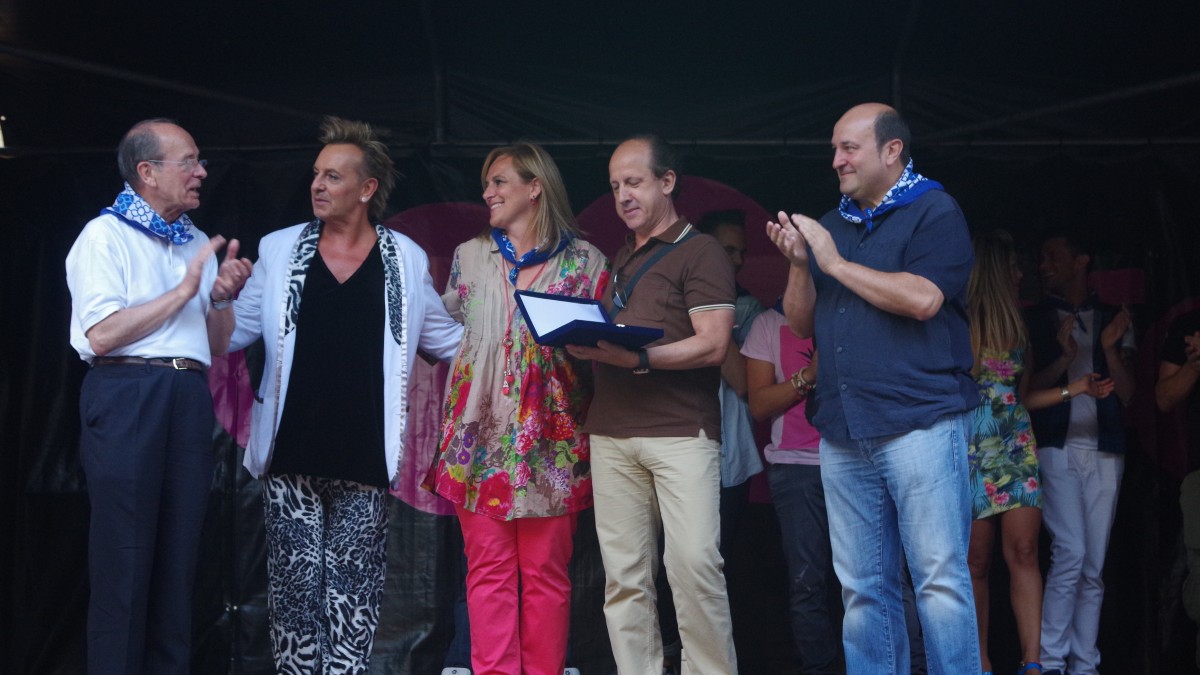 La comparsa Gogorregi hace entrega a TeleBilbao de su premio festivo por su trayectoria