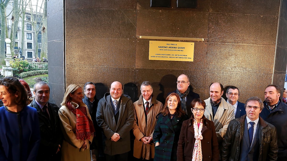 EAJ-PNV pays tribute to Sabino Arana, unveiling a plaque at Sabin Etxea to coincide with the 150th anniversary of his birth 