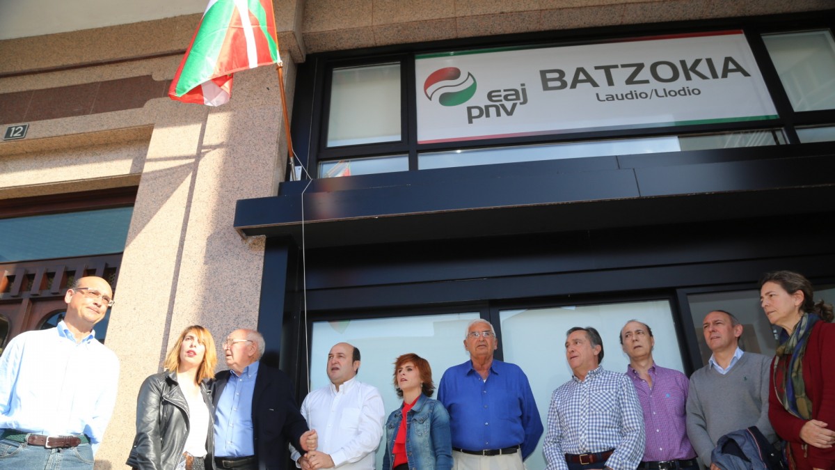 “EAJ-PNV es el único partido que puede decir que va a trabajar en Madrid por los de aquí y por lo de aquí”, afirma Ortuzar en la inauguración del batzoki de Laudio