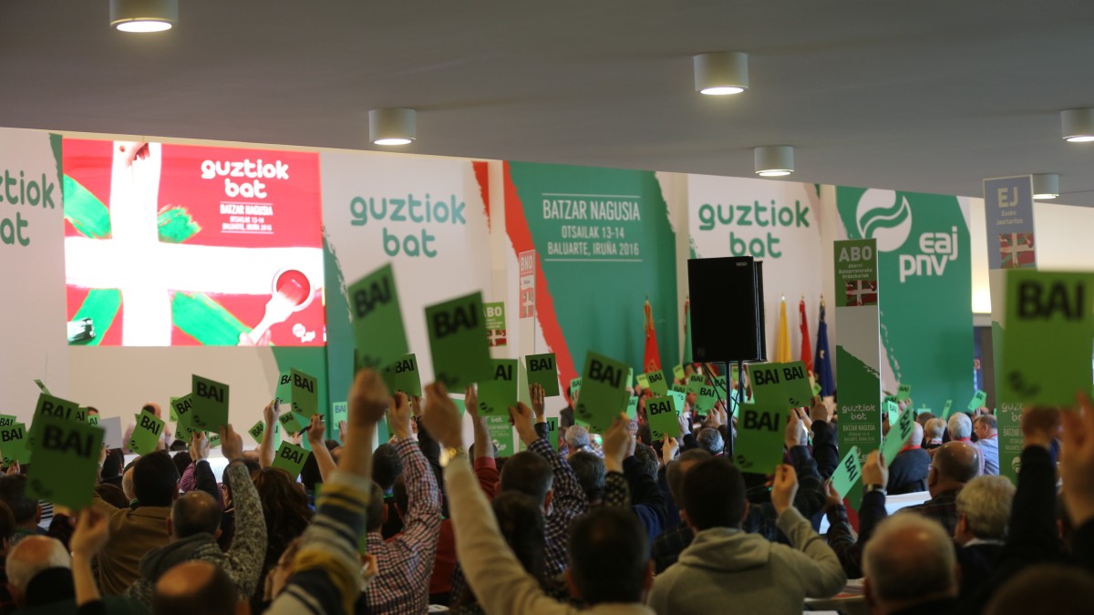 EAJ-PNVren VII. Batzar Nagusiak ‘Batasuna eta Indarra‘ agiri politikoa onetsi du, datozen lau urteotarako ekintza politikoaren gida EAJ-PNVren VII. Batzar Nagusiak ‘Batasuna eta Indarra‘ agiri politikoa onetsi du, datozen lau urteotarako ekintza politikoaren gida