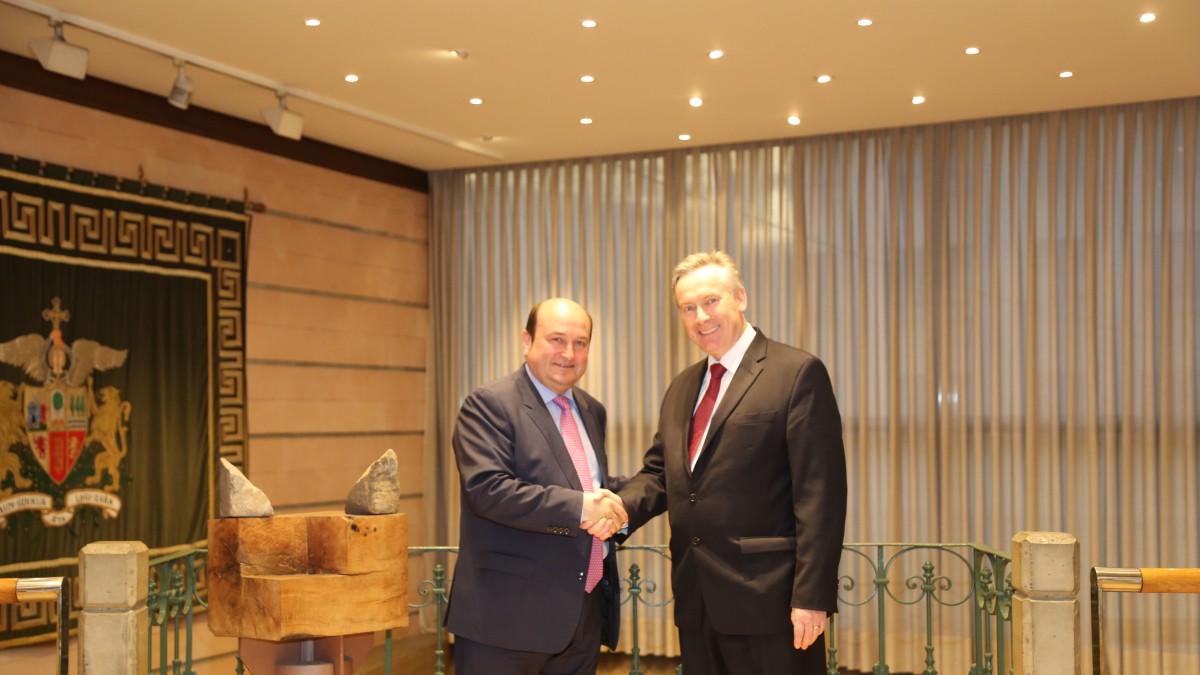 Andoni Ortuzar y el embajador de Irlanda se reúnen en Sabin Etxea