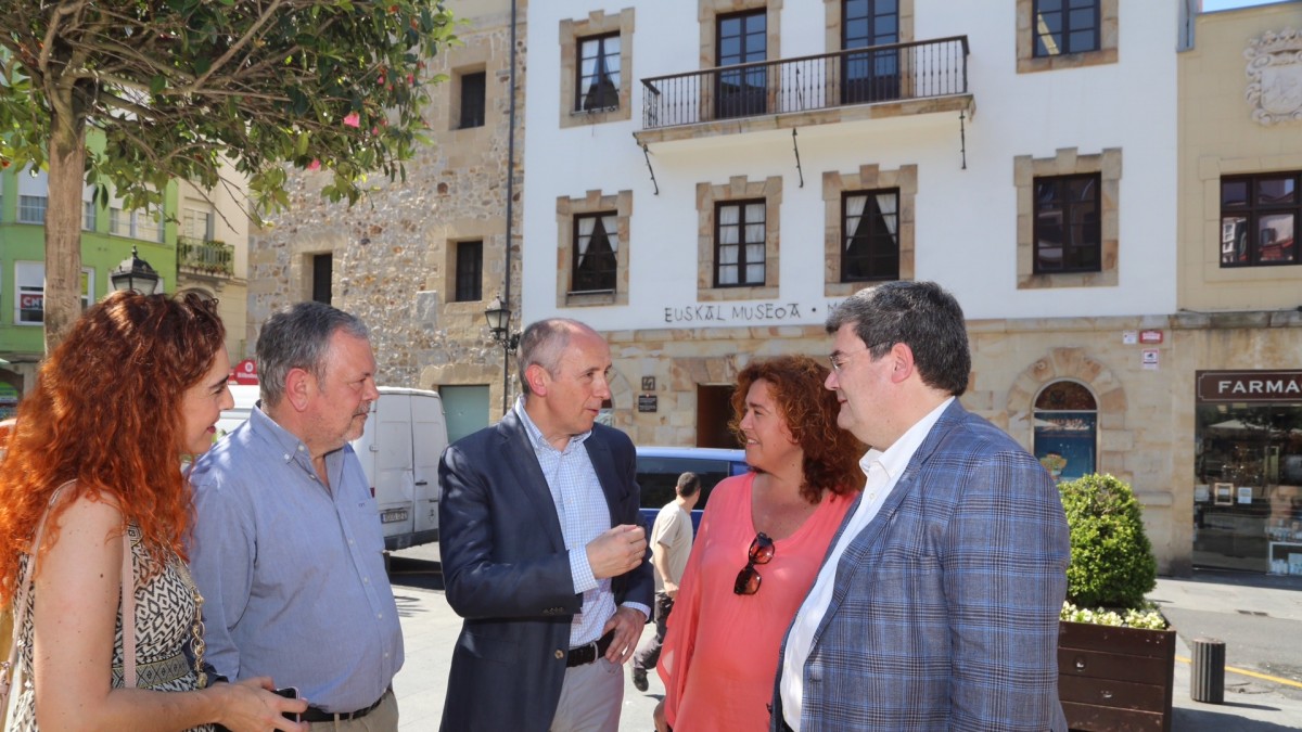 Pedro Azpiazu aboga por el diálogo entre las instituciones para “sacar el máximo rendimiento a estas relaciones en beneficio de la ciudadanía vasca”