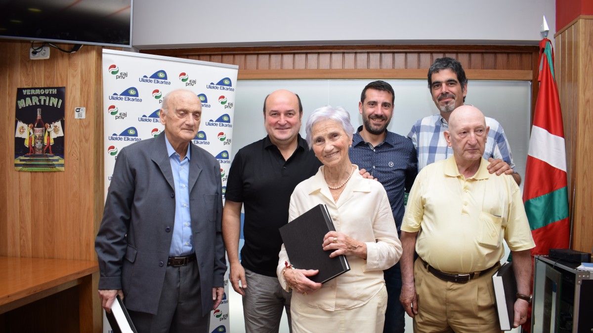 Andoni Ortuzar participa en el homenaje a veteranos alderdikides del Batzoki de Gros