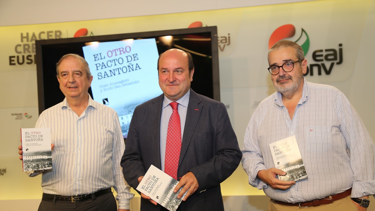 Iñaki Anasagastik eta Koldo San Sebastiánek Sabin Etxean aurkeztu dute ‘El otro Pacto de Santoña‘ izenburuko liburua, doilorkeriaren aurkako “txertoa” 