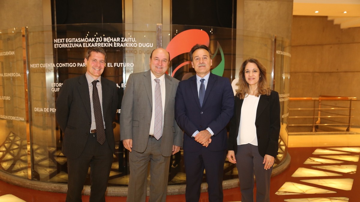 Ortuzar recibe en Sabin Etxea al embajador de Cuba en España, Gustavo Ricardo Machín