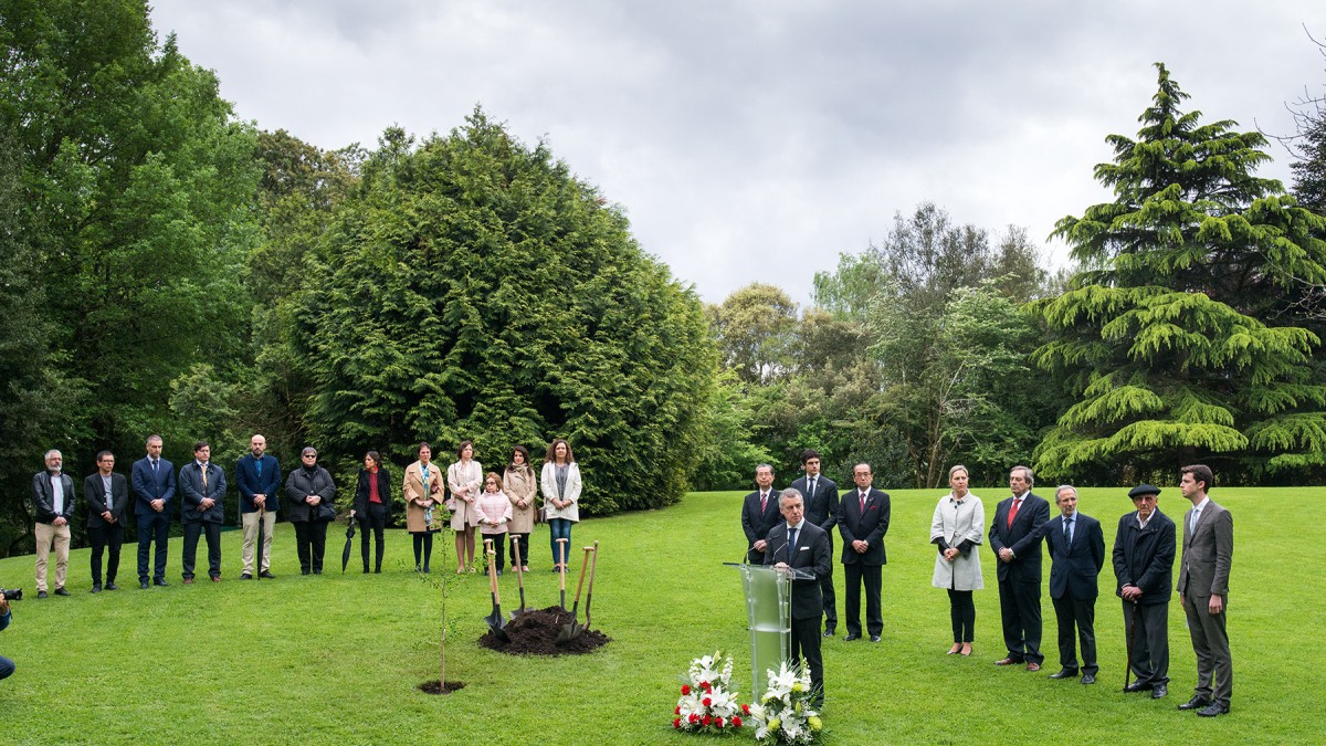 El Lehendakari ha participado en la plantación del retoño del 