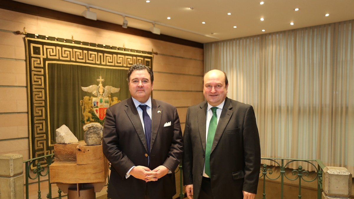 Ortuzar receives the US ambassador to Spain, Richard Duke Buchan III, at Sabin Etxea