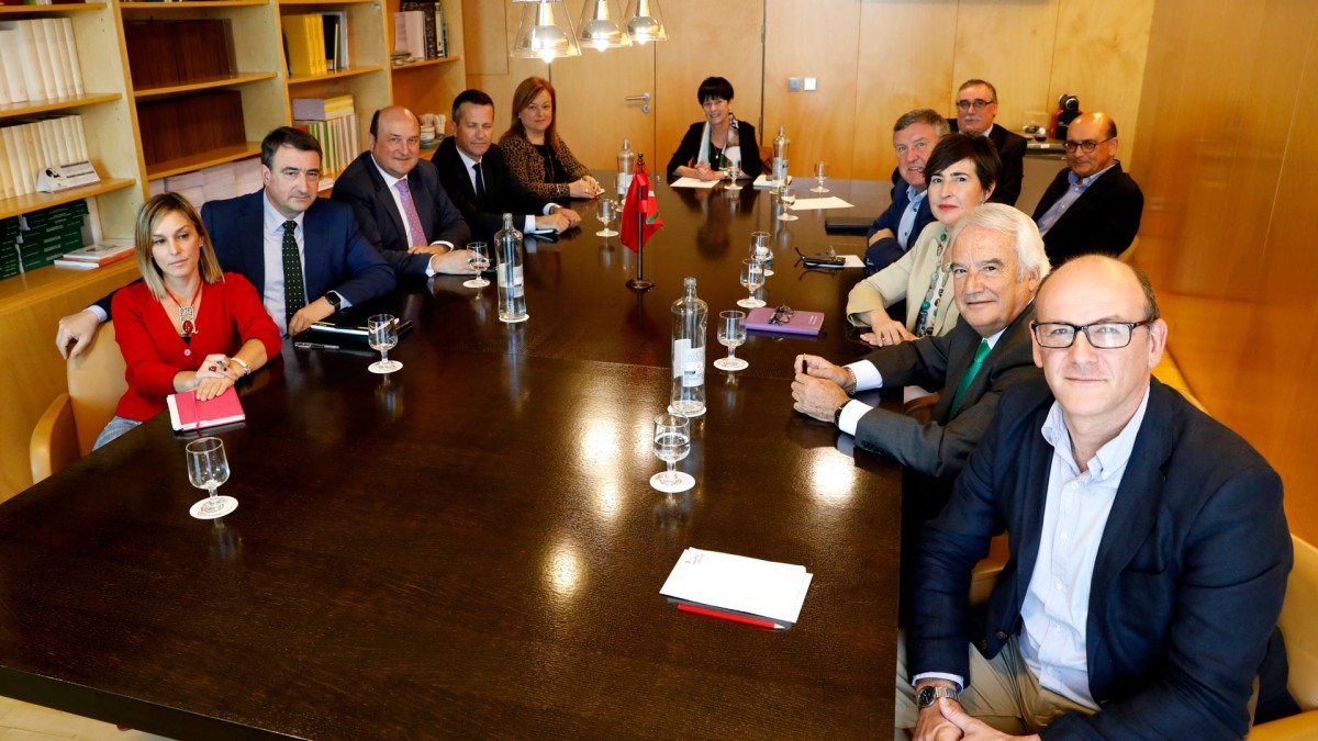 Ortuzar Kongresu eta Senatuko Talde jeltzaleekin batzartu da parlamentuetan eramango duten estrategia berria diseinatzera begira 