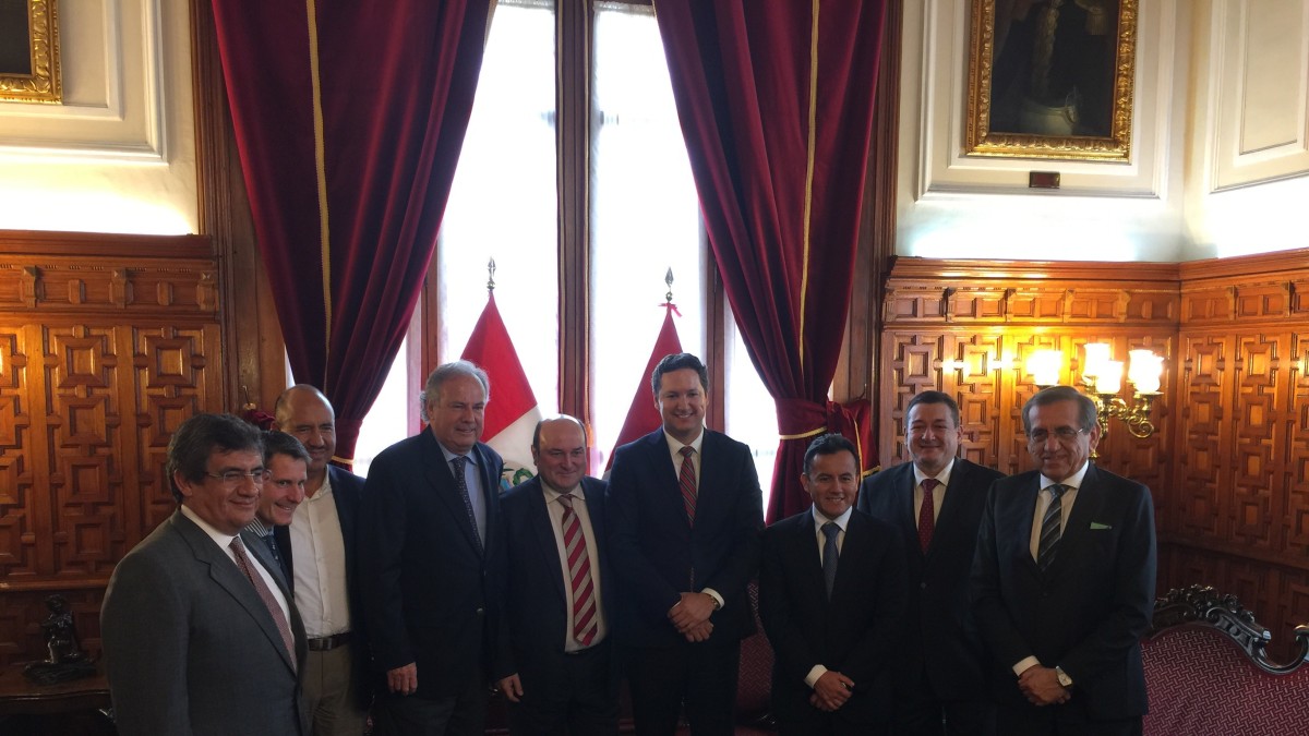 Andoni Ortuzar es recibido por el presidente del Congreso del Perú, Daniel Salaverry