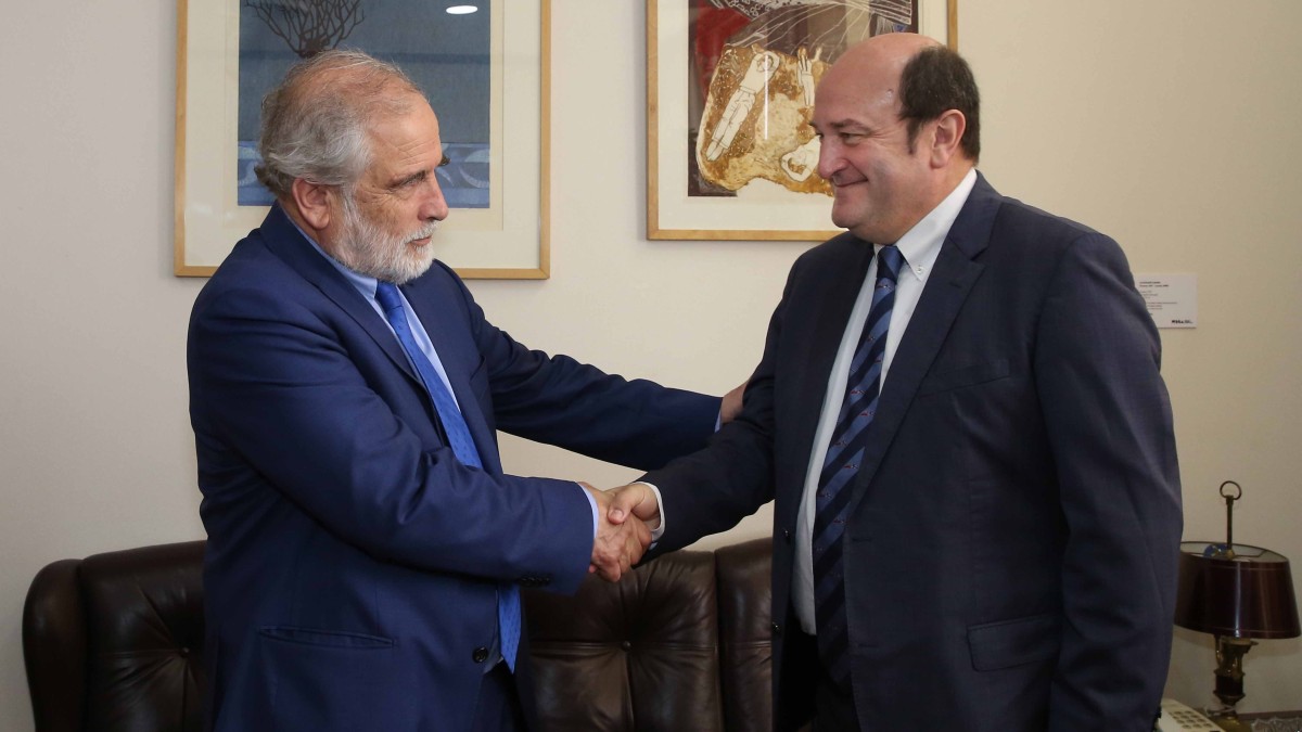 Ortuzar departe con el presidente del Senado chileno y participa en una charla política en la Universidad Católica de Valparaíso Ortuzar departe con el presidente del Senado chileno y participa en una charla política en la Universidad Católica de Valparaíso