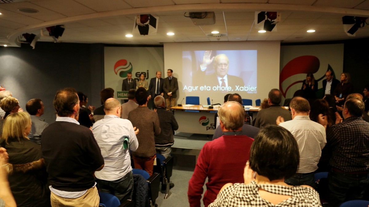 Aberri Batzarrak Xabier Arzalluz “EAJ-PNVren historian errepikatu ezin den gizasemearen” heriotza tamaldu du 