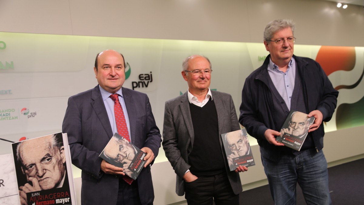 Ortuzar participa en la presentación en Sabin Etxea de ‘Juan Ajuriagerra, el Hermano mayor‘