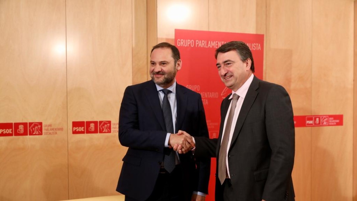 Aitor Esteban eta José Luis Ábalos Kongresuan batzartu dira asmo “lasai eta eraikitzailearekin”  